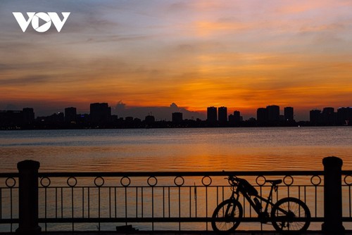 Le coucher du soleil sur le lac de l'Ouest - ảnh 13