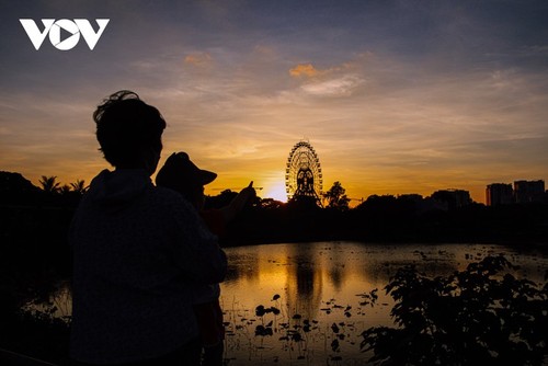 Le coucher du soleil sur le lac de l'Ouest - ảnh 7