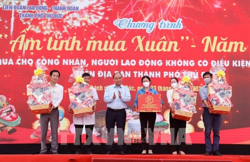 Nguyên Xuân Phuc remet des cadeaux de Têt à des démunis de la ville de Thu Duc - ảnh 1