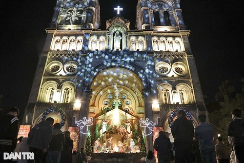 Les illuminations de Noël 2022 à Hanoï  - ảnh 19