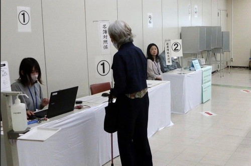 Les Japonais se rendent aux urnes pour les élections générales - ảnh 1