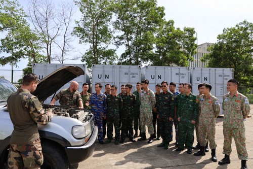 Opération de maintien de la paix de l'ONU: La France forme les officiers vietnamiens à la conduite de véhicules tout-terrain - ảnh 2