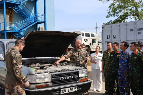 Opération de maintien de la paix de l'ONU: La France forme les officiers vietnamiens à la conduite de véhicules tout-terrain - ảnh 4