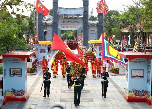 Les Vietnamiens rendent hommage à leur rois fondateurs - ảnh 9