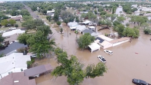 Inondations dévastatrices au Texas : au moins 24 morts et une vingtaine de jeunes filles disparues - ảnh 1