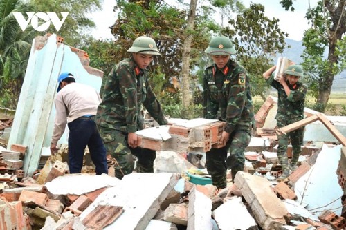 La 5e zone militaire mobilisée pour reconstruire les maisons détruites par les inondations - ảnh 1