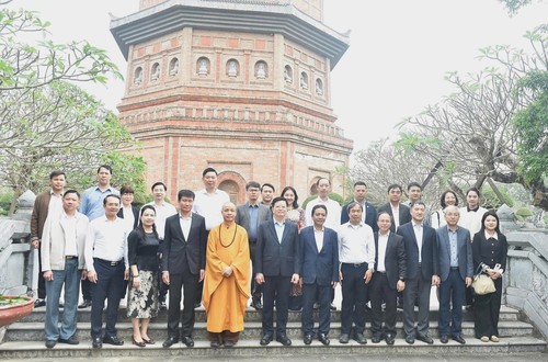 Le vice-Premier ministre Mai Van Chinh inspecte les travaux d'aménagement du complexe paysager de Tràng An - ảnh 2