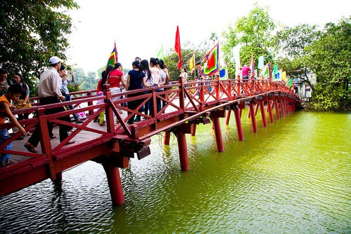 One day at Hoan Kiem Lake  - ảnh 5