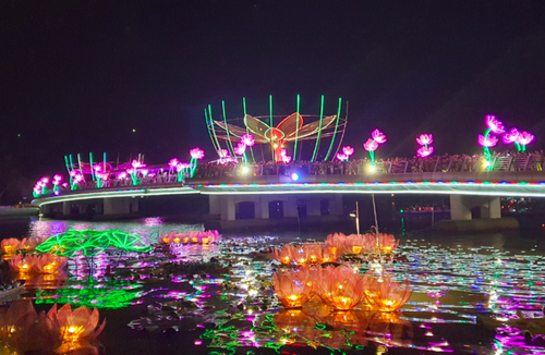 Lantern festival lightens Can Tho city  - ảnh 1