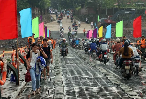 Pontoon bridge opened to traffic after Typhoon Yagi - ảnh 1