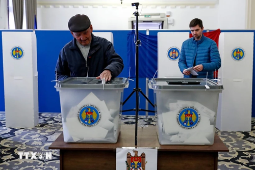 Moldova voters narrowly approve referendum to join the EU - ảnh 1