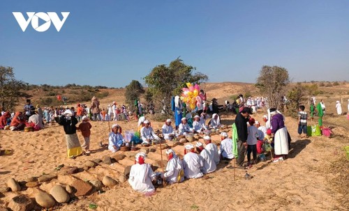 Ramuwan Festival unites Cham families in remembrance and prayer - ảnh 1