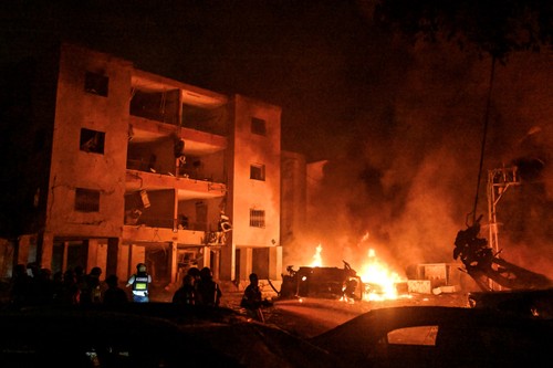 Israel, Iran trade airstrikes - ảnh 1