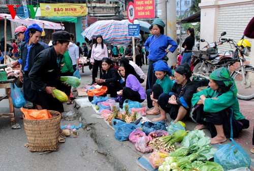 ​ສີ​ສັນຕະຫຼາດ​ເຂດ​ພູ​ສູງ​ຮ່​ວາງ​ຊູ​ຟີ່ - ảnh 1