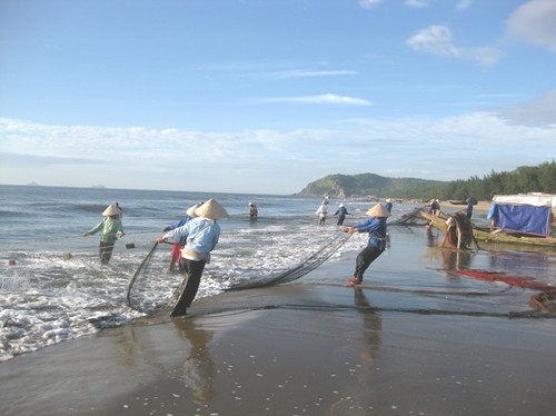 Das Alltagsleben der Fischer am Strand von Hai Hoa in der Provinz Thanh Hoa - ảnh 5