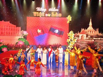 Kultur-Austauschprogramm an der Grenze zwischen Vietnam und Laos - ảnh 1