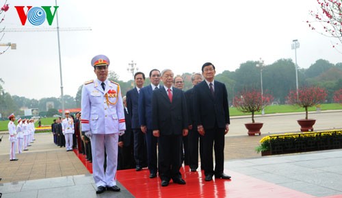 Hochrangige Politiker besuchen das Ho Chi Minh-Mausoleum - ảnh 1