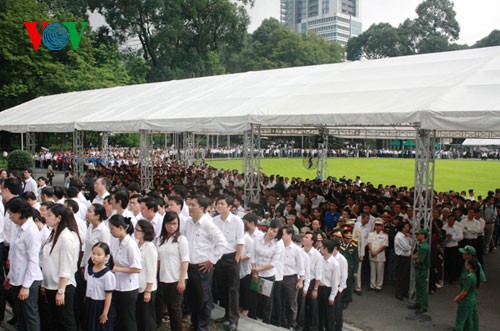 Die Bevölkerung landesweit nimmt Abschied von General Vo Nguyen Giap - ảnh 4
