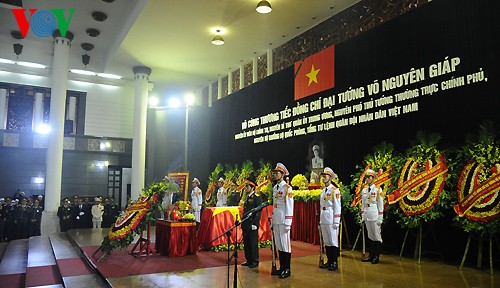 Die Bevölkerung landesweit nimmt Abschied von General Vo Nguyen Giap - ảnh 2