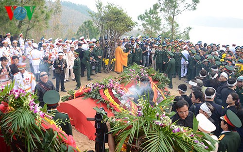 Das ganze Land verabschiedet General Vo Nguyen Giap - ảnh 10