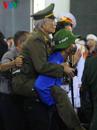 Fotosausstellung: General Vo Nguyen Giap und Jugendliche der Haupstadt - ảnh 1