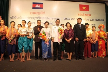 Vietnam beglückwünscht Kambodscha zum 60. Nationalfeiertag - ảnh 1