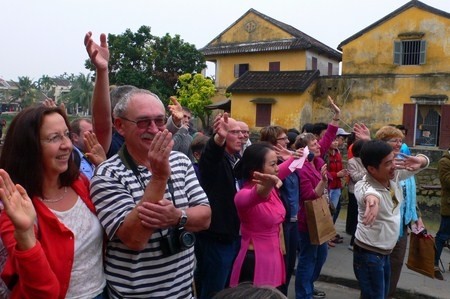 Deutsche sind erste Touristen in der Altstadt Hoi An zum Neujahr - ảnh 1