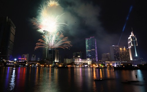 Vietnamesen und die Menschen weltweit begrüßen das Neue Jahr 2015 - ảnh 1