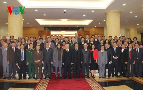 Akademiker, Wissenschaftler und Künstler leisten großen Beitrag zu Erfolgen des Landes - ảnh 2