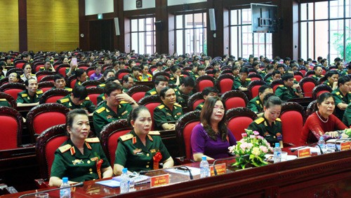Staatspräsident Truong Tan Sang trifft ausgezeichnete Soldaten - ảnh 1