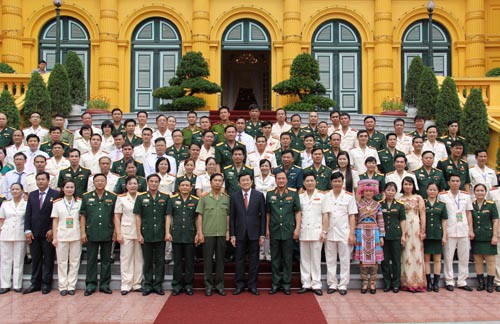 Vorbildliche Menschen in der Armee und Volkspolizei fördern - ảnh 1