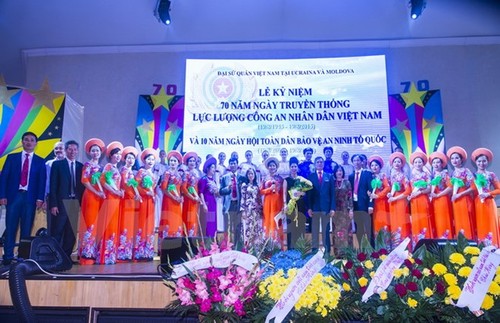 Feier zum Nationalfeiertag in Russland und in der Ukraine - ảnh 1