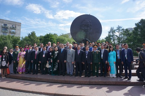 Staatspräsident Tran Dai Quang legt Blumenkorbvor der Statue des Präsidenten Ho Chi Minh in Moskau - ảnh 1