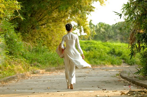 Die reine Schönheit der vietnamesischen Frauen mit dem nationalen Tracht in Fotos von Dzungart - ảnh 11