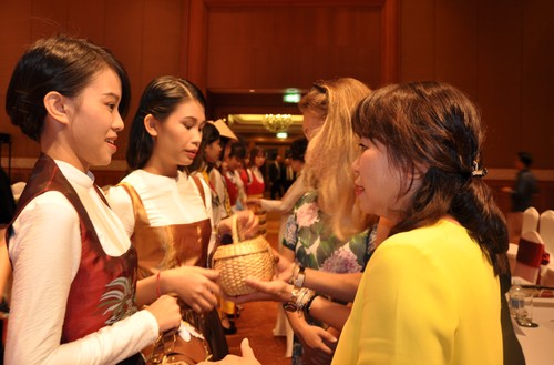Das österreichische Dirndl im vietnamesischen Stil - ảnh 9