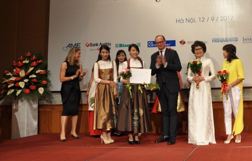 Das österreichische Dirndl im vietnamesischen Stil - ảnh 12