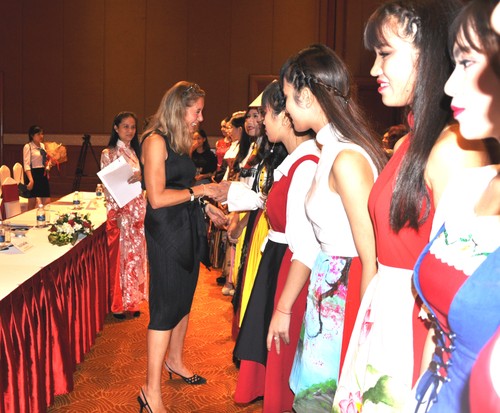 Das österreichische Dirndl im vietnamesischen Stil - ảnh 8