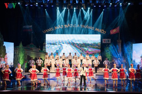 Zahlreiche Kunstprogramme zum Feier des 100. Jahrestags der Oktoberrevolution - ảnh 1