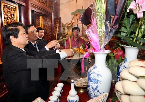 Zehntausende Menschen kommen zum Tempel der Hung-Könige zum Neujahrsfest - ảnh 1