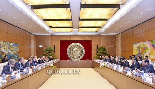 Vize-Parlamentspräsident Phung Quoc Hien empfängt die Delegation des Fischereiausschusses von EP - ảnh 1