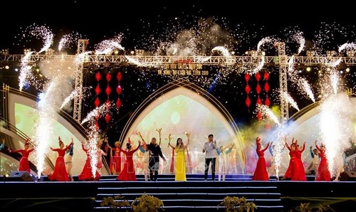 Lebhafte Stimmung beim Chieu-Anh-Cac-Fest in Ha Tien - ảnh 1