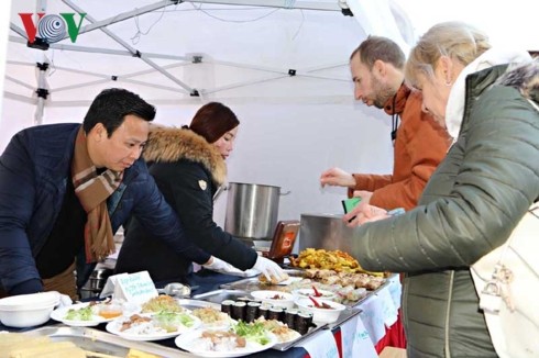 Das Streetfood-Fest in Tschechien hebt vietnamesisches Essen hervor - ảnh 1