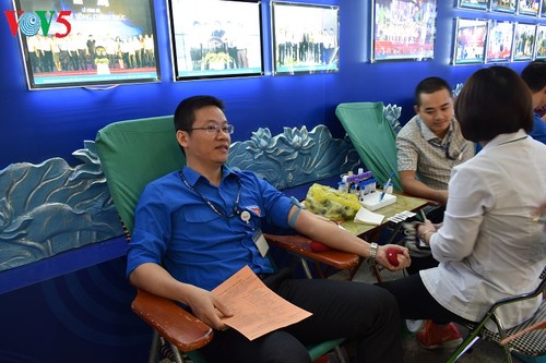 Radiosender VOV führen zahlreiche Wohltätigkeiten während des Jugend-Monats durch - ảnh 3