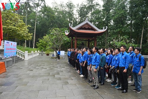 Radiosender VOV führen zahlreiche Wohltätigkeiten während des Jugend-Monats durch - ảnh 1