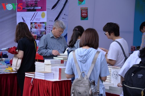 Bücher im geistigen Leben vietnamesischer Jugendlicher - ảnh 1