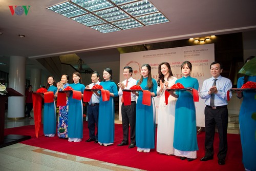 Eröffnung der Ausstellung „Die bescheidenen und hervorragenden Vorbilder“ - ảnh 1