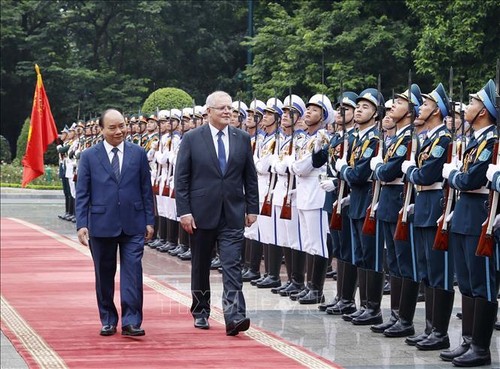 Premierminister Nguyen Xuan Phuc führt Gespräch mit dem australischen Amtskollegen - ảnh 1