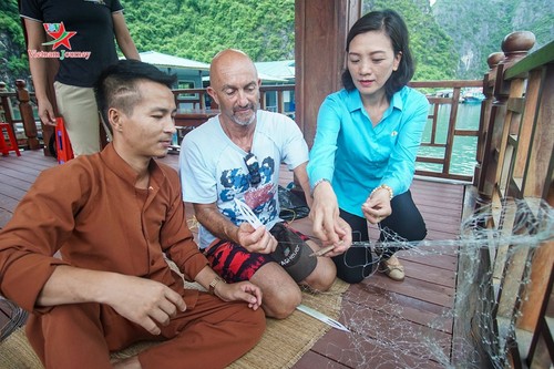 Nachhaltige Subsistenz und Bewahrung der Kultur der Fischerdörfer in der Halong-Bucht - ảnh 3
