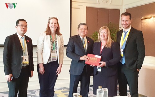 Der Leiter des Außenausschusses Nguyen Van Giau empfängt die Leiterin der norwegischen Parlamentsdelegation  - ảnh 1