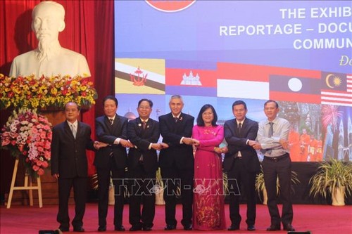 Ausstellung für Fotos und Dokumentarfilme über ASEAN-Gemeinschaft in Dong Nai - ảnh 1